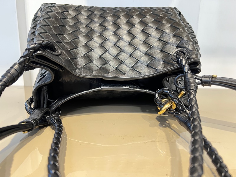 BV 黑羊皮細編織Barachute金釦肩斜背包-5