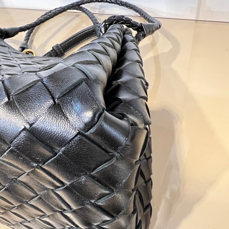 BV 黑羊皮細編織Barachute金釦肩斜背包-6