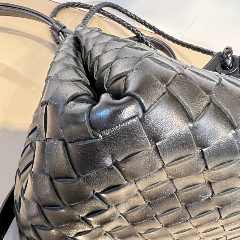 BV 黑羊皮細編織Barachute金釦肩斜背包-7