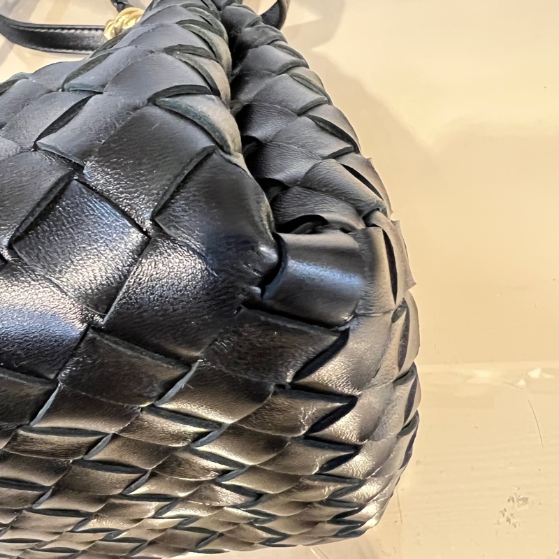 BV 黑羊皮細編織Barachute金釦肩斜背包-8