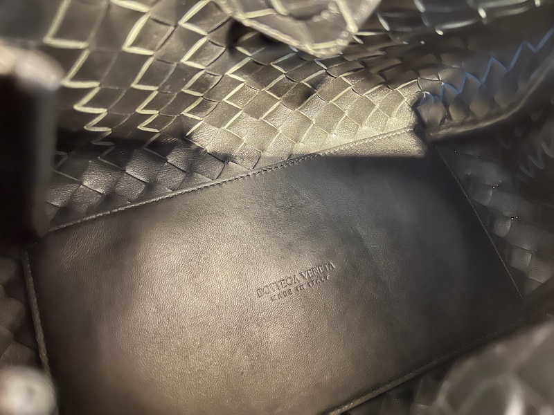 BV 黑羊皮細編織Barachute金釦肩斜背包-10