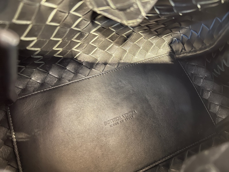 BV 黑羊皮細編織Barachute金釦肩斜背包-11