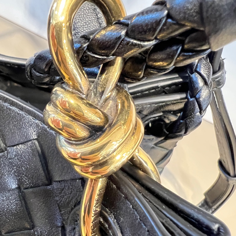 BV 黑羊皮細編織Barachute金釦肩斜背包-12