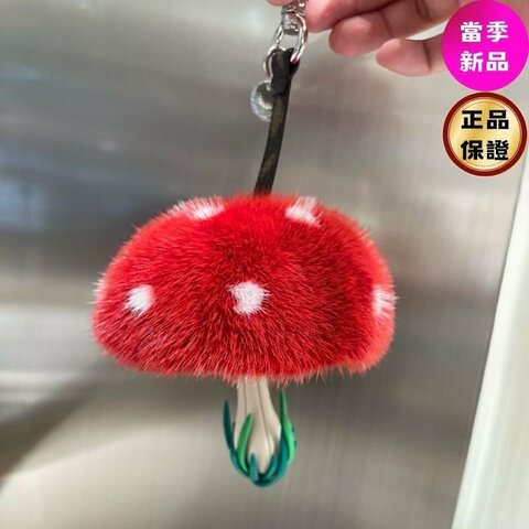 🎉新品好折扣✨Fendi 7AS406 拼色皮革與紅色貂毛蘑菇造型吊飾