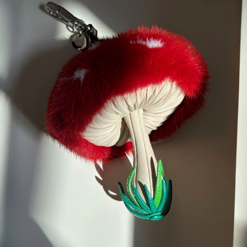 🎉新品好折扣✨Fendi 7AS406 拼色皮革與紅色貂毛蘑菇造型吊飾-2