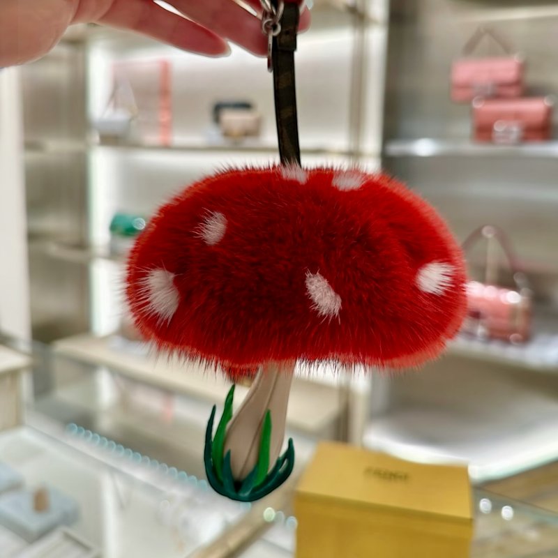 🎉新品好折扣✨Fendi 7AS406 拼色皮革與紅色貂毛蘑菇造型吊飾-3