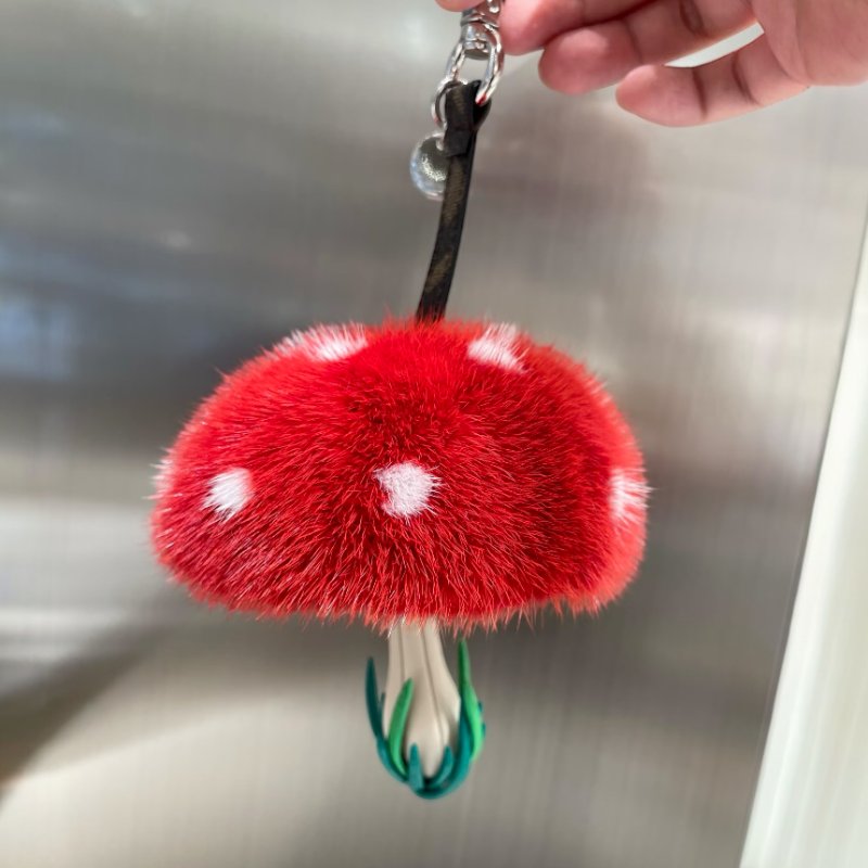 🎉新品好折扣✨Fendi 7AS406 拼色皮革與紅色貂毛蘑菇造型吊飾-4