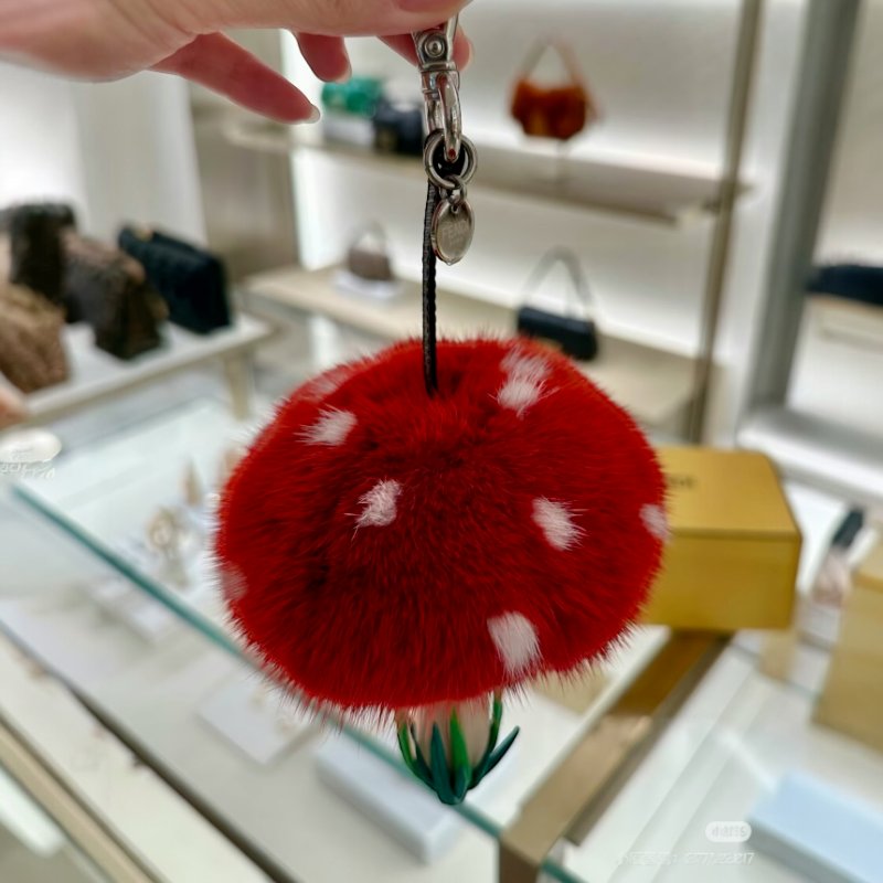 🎉新品好折扣✨Fendi 7AS406 拼色皮革與紅色貂毛蘑菇造型吊飾-5