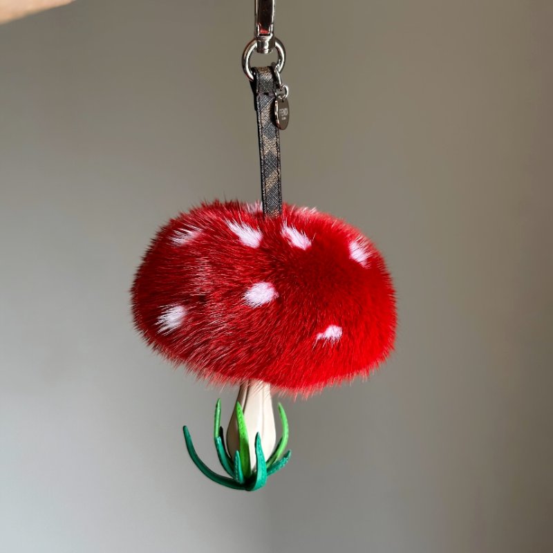 🎉新品好折扣✨Fendi 7AS406 拼色皮革與紅色貂毛蘑菇造型吊飾-6