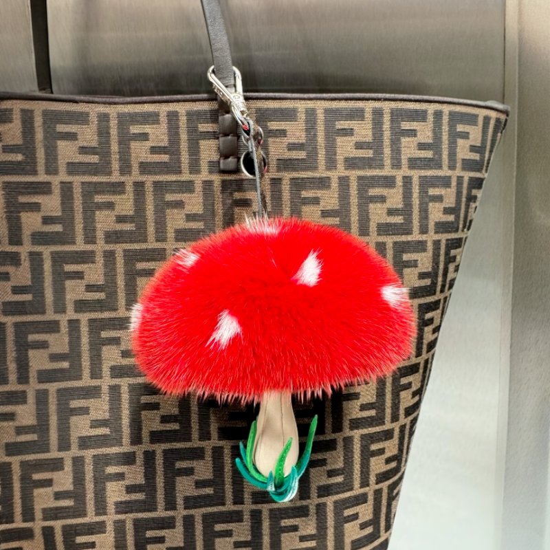 🎉新品好折扣✨Fendi 7AS406 拼色皮革與紅色貂毛蘑菇造型吊飾-7