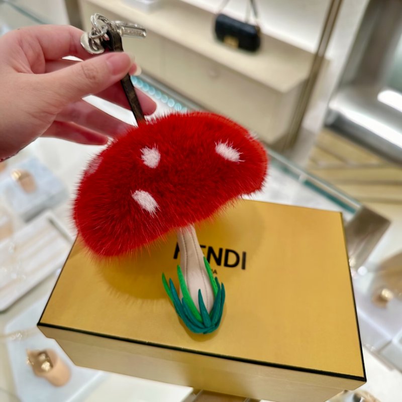 🎉新品好折扣✨Fendi 7AS406 拼色皮革與紅色貂毛蘑菇造型吊飾-8
