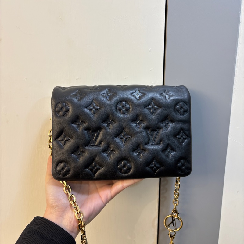 LV Pochette Coussin黑羊皮壓紋雙層金鍊包-0