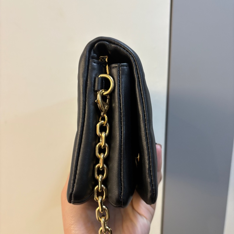 LV Pochette Coussin黑羊皮壓紋雙層金鍊包-1