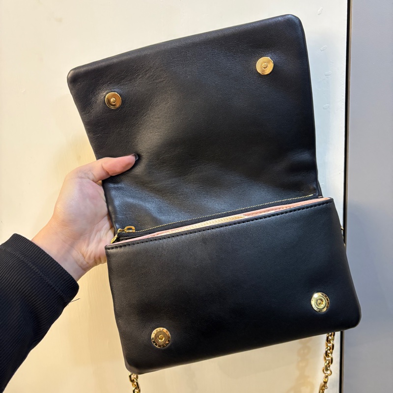 LV Pochette Coussin黑羊皮壓紋雙層金鍊包-6