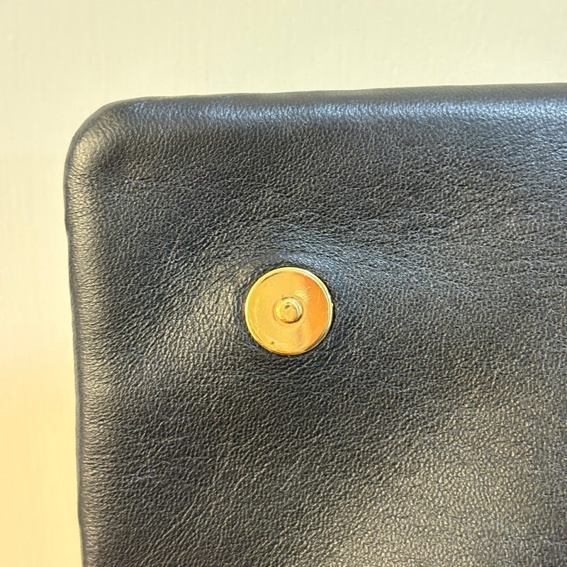 LV Pochette Coussin黑羊皮壓紋雙層金鍊包-11