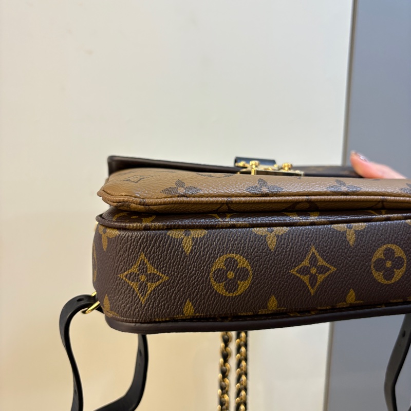 LV雙色原花Pochette Metis 郵差斜背&後背包-4