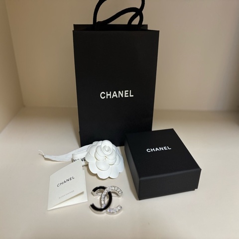 CHANEL 25S 水鑽珐琅胸針