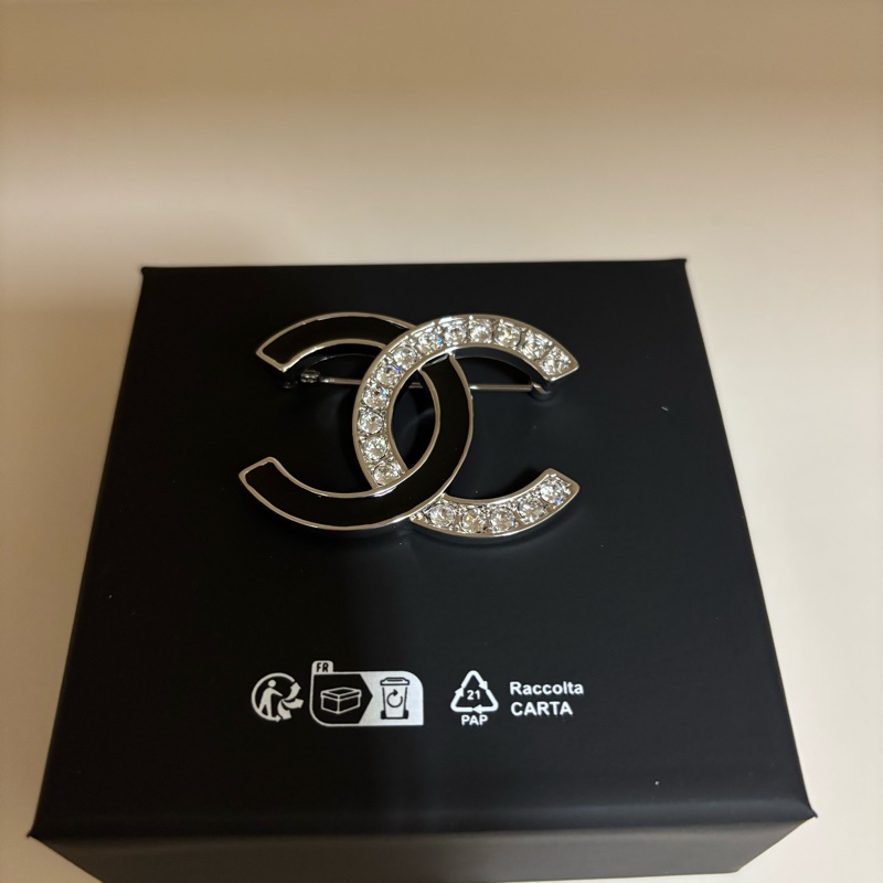CHANEL 水鑽珐琅胸針-1