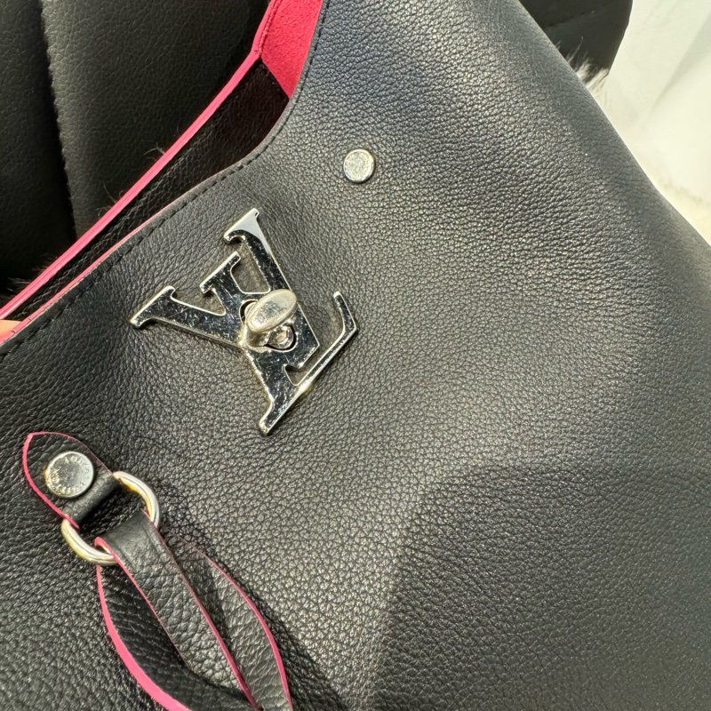 LV Lockme 黑色全皮革水桶包-1