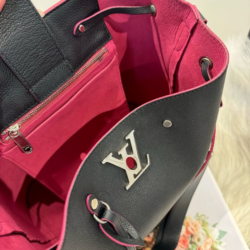 LV Lockme 黑色全皮革水桶包-2