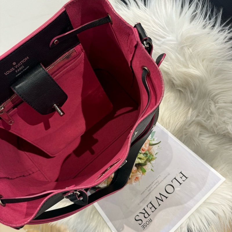 LV Lockme 黑色全皮革水桶包-3