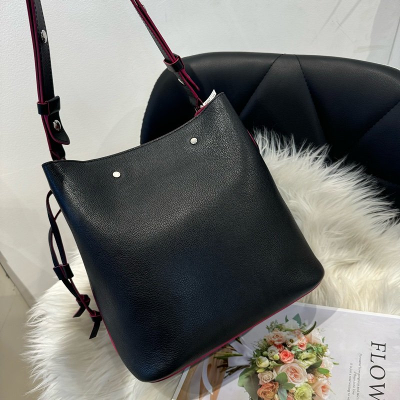 LV Lockme 黑色全皮革水桶包-5