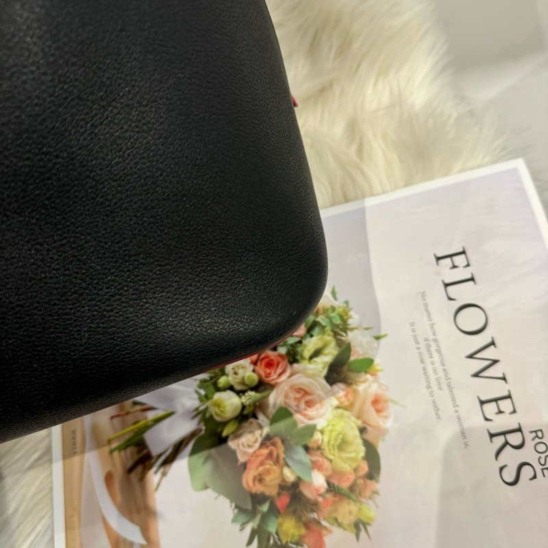 LV Lockme 黑色全皮革水桶包-6