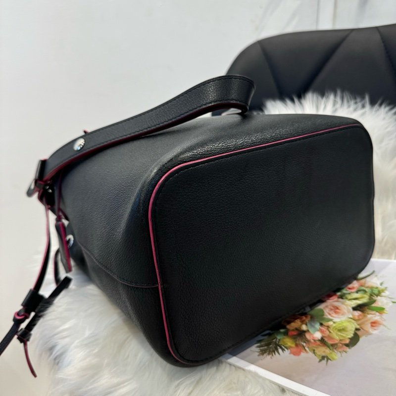 LV Lockme 黑色全皮革水桶包-7