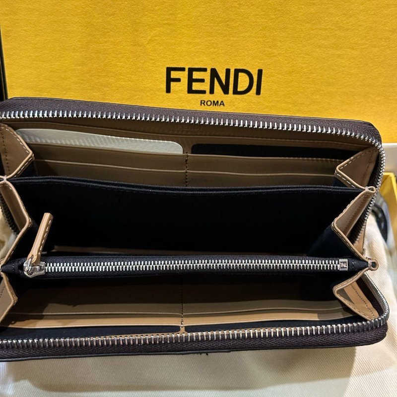 💎Han's house精品服飾💎FENDI 芬迪 老花 PVC 拼 皮革 長夾 皮夾-1