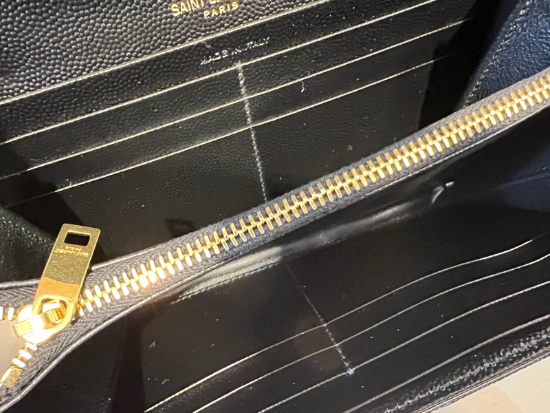 YSL 黑荔枝牛皮山型紋金釦信封下蓋12卡長夾-10