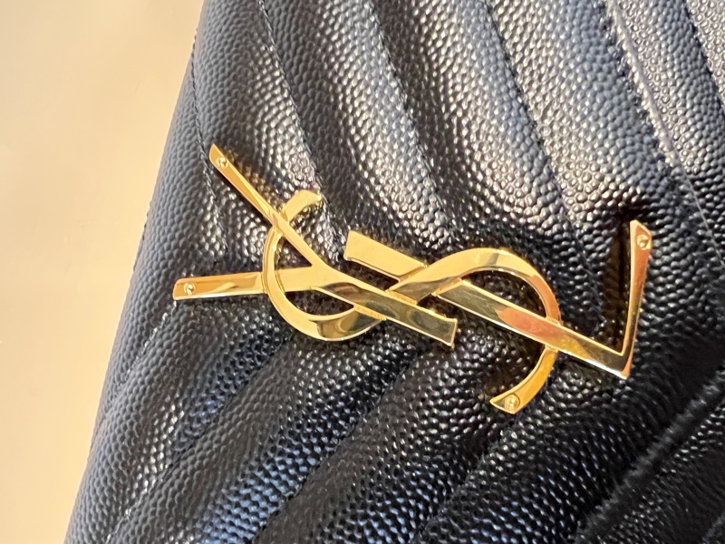 YSL 黑荔枝牛皮山型紋金釦信封下蓋12卡長夾-12