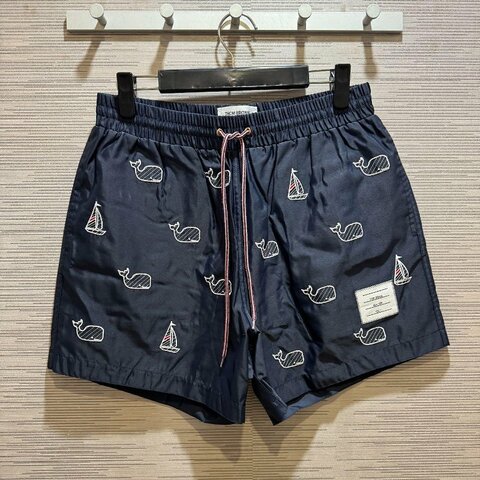 💎Han's house精品服飾💎THOM BROWNE TB 刺繡 尼龍 海灘褲 短褲