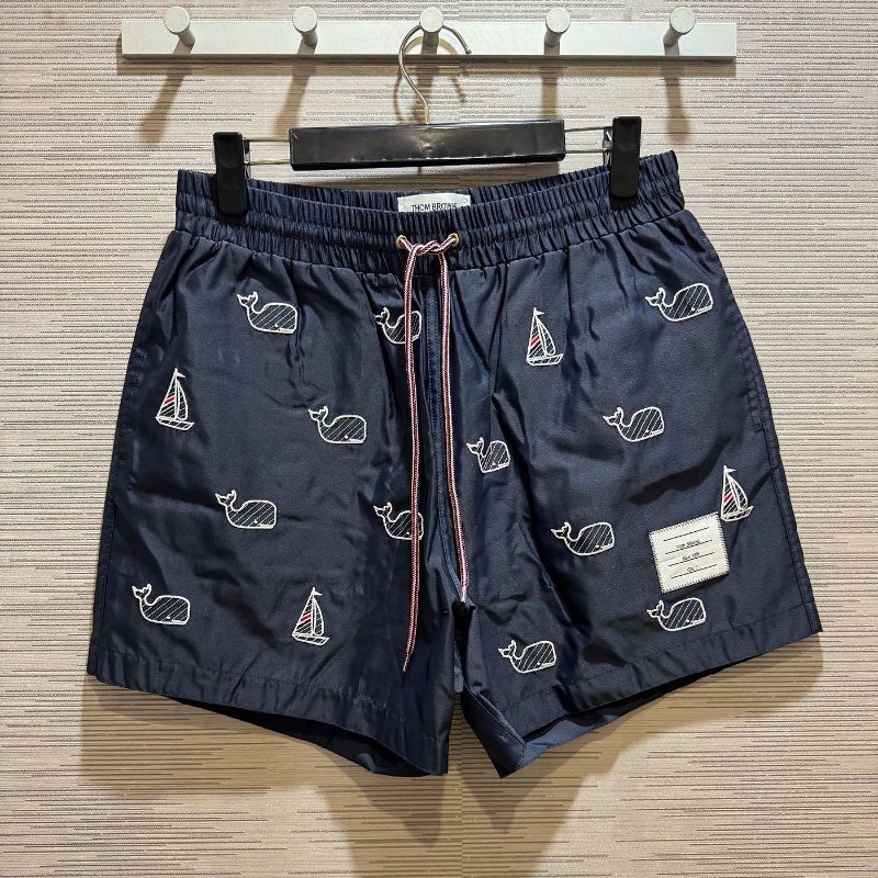💎Han's house精品服飾💎THOM BROWNE TB 刺繡 尼龍 海灘褲 短褲-0