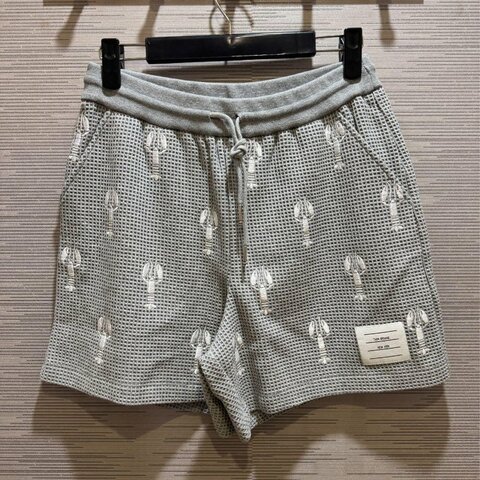 💎Han's house精品服飾💎THOM BROWNE TB 刺繡 短褲 現貨 XS ~ M 原價35500