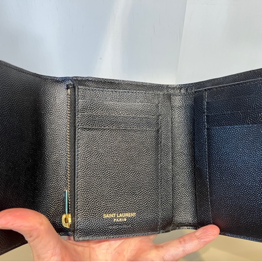 YSL 黑荔枝牛皮山型紋金釦信封6卡三折短夾-10