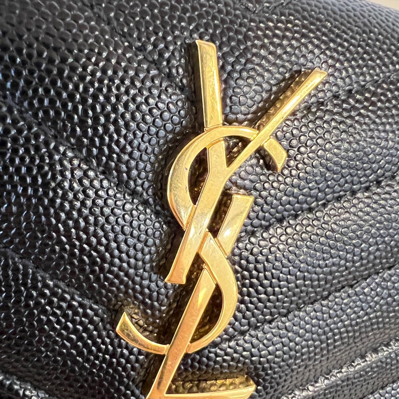 YSL 黑荔枝牛皮山型紋金釦信封6卡三折短夾-11