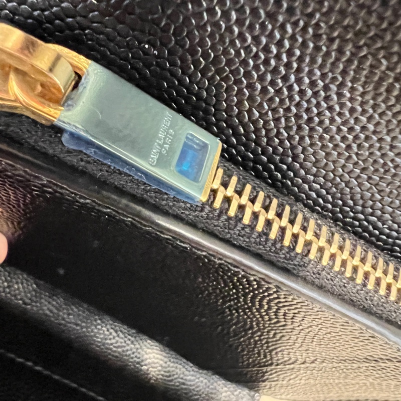 YSL 黑荔枝牛皮山型紋金釦信封6卡三折短夾-14