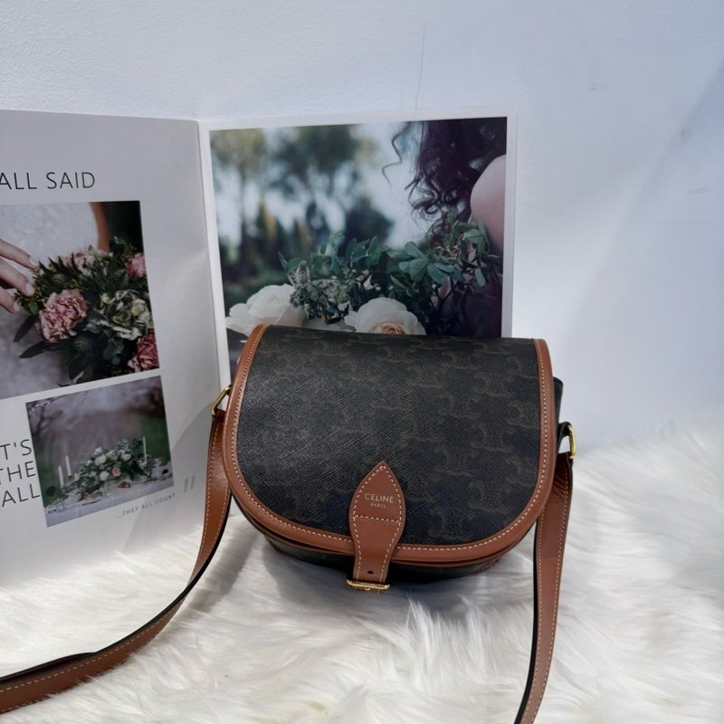 Celine 經典Triomphe 中型馬鞍包-0