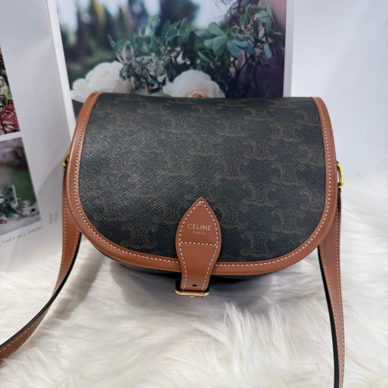 Celine 經典Triomphe 中型馬鞍包-1