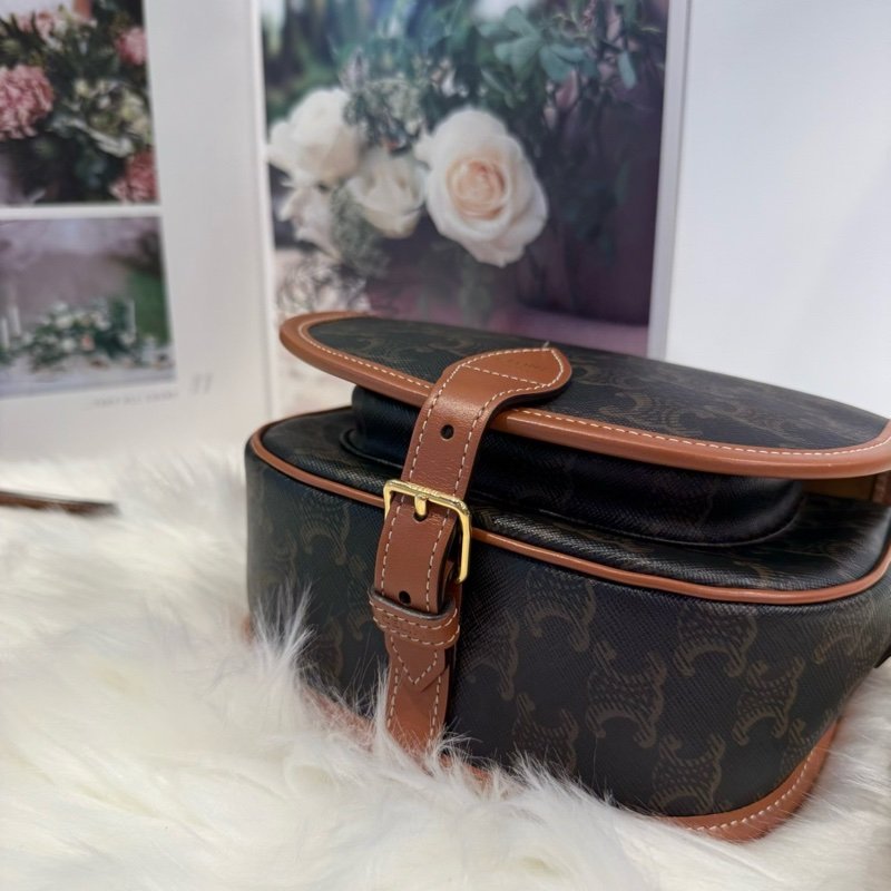 Celine 經典Triomphe 中型馬鞍包-3