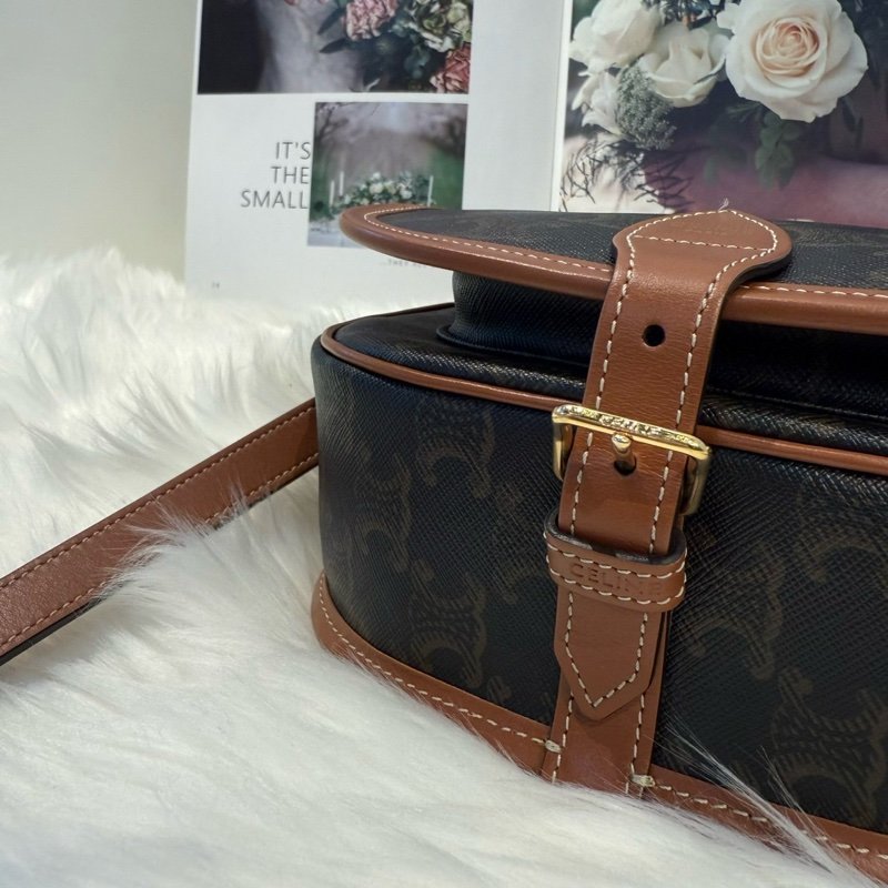 Celine 經典Triomphe 中型馬鞍包-4