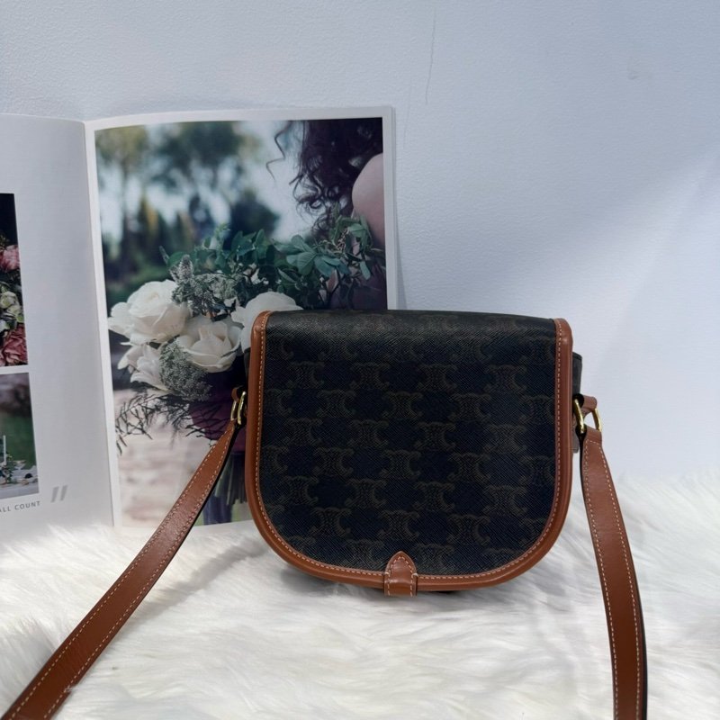 Celine 經典Triomphe 中型馬鞍包-7