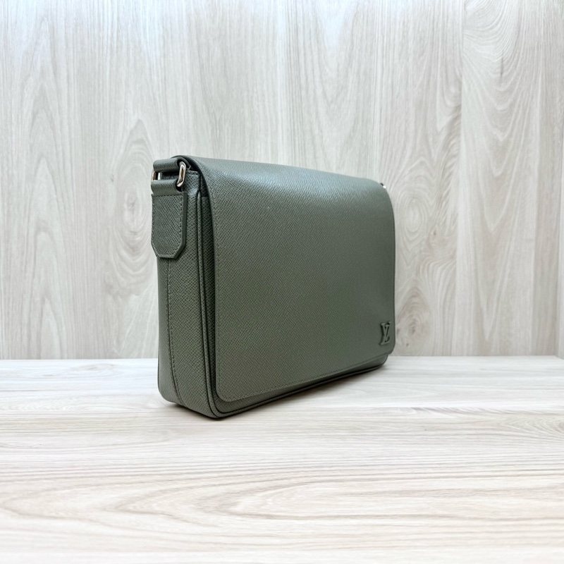 LV軍綠色District PM郵差包M30970-3