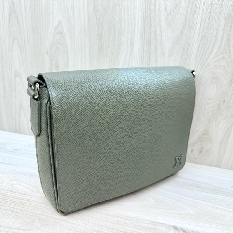 LV軍綠色District PM郵差包M30970-4