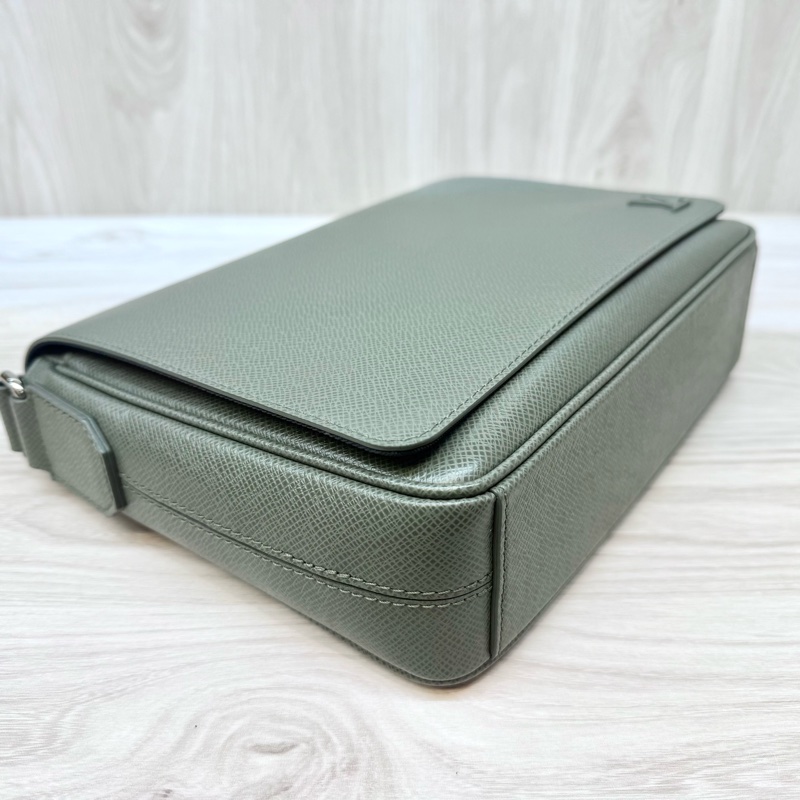 LV軍綠色District PM郵差包M30970-10