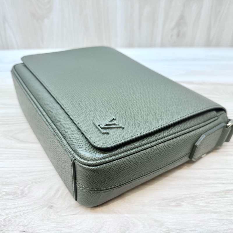 LV軍綠色District PM郵差包M30970-11