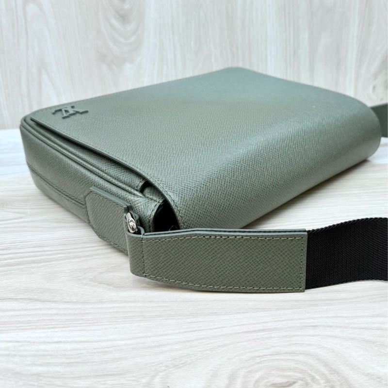 LV軍綠色District PM郵差包M30970-18