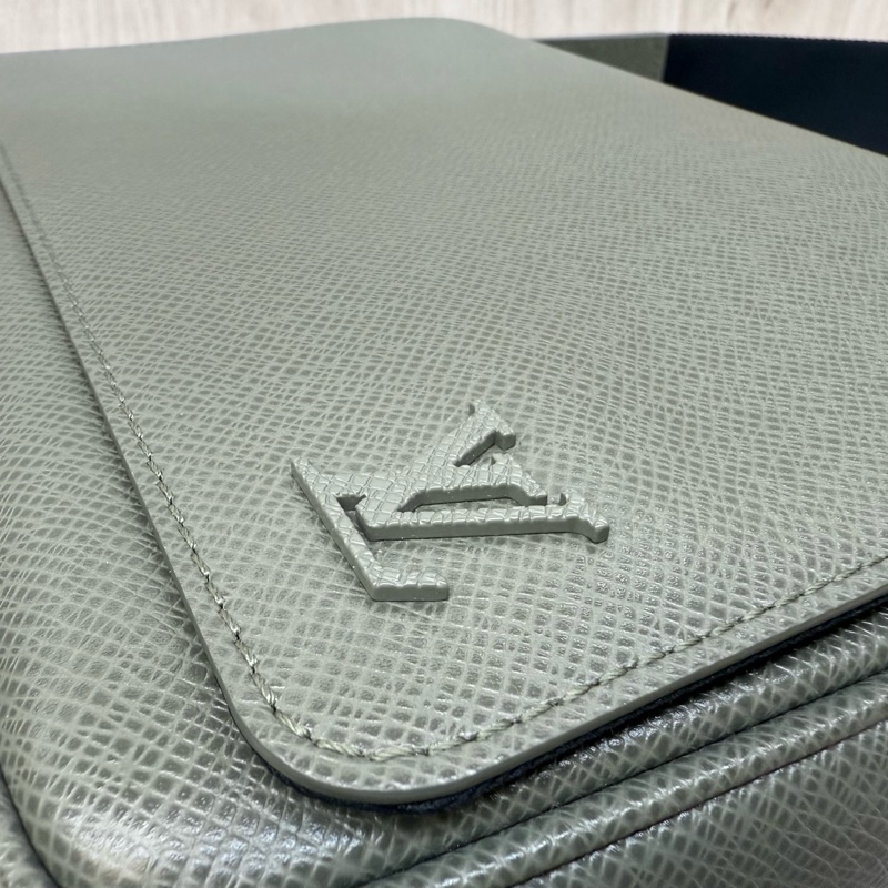 LV軍綠色District PM郵差包M30970-19