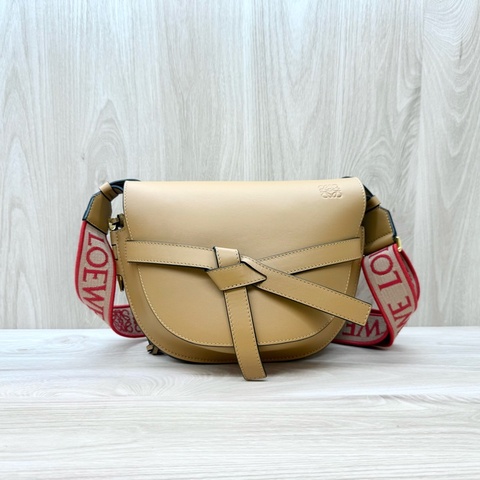 LOEWE卡其色皮革小號GATE