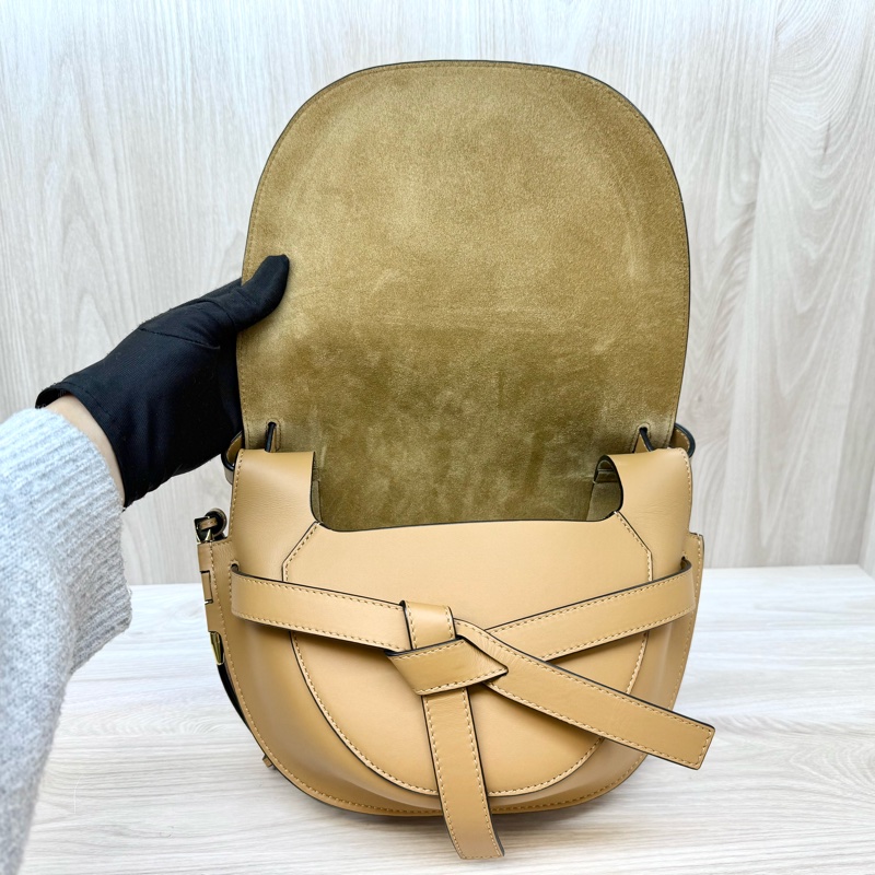 LOEWE卡其色皮革小號GATE-5